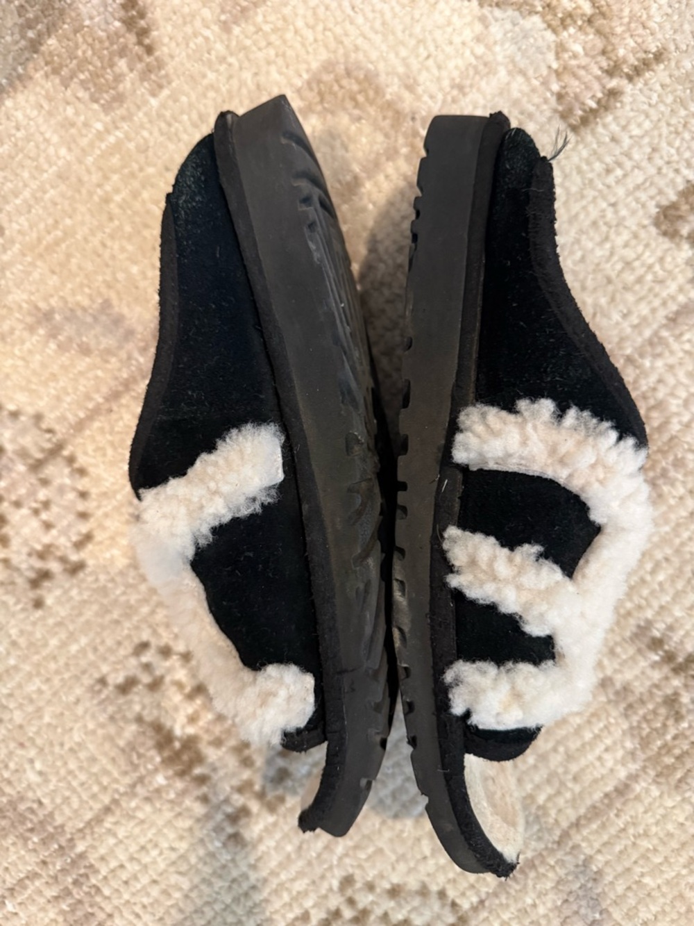 UGG 9 Black Slip-On Shearling Logo Slippers - Picture 2 of 3